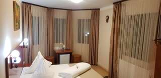 Отель Complex Turistic Caprioara Бая-Маре Двухместный номер с 1 кроватью или 2 отдельными кроватями-11